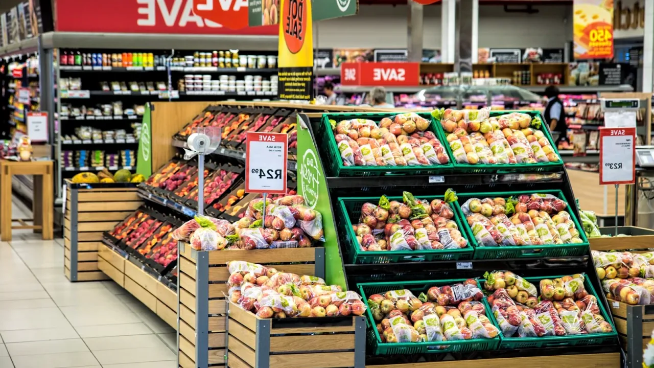 Market rafında konserve ürünler